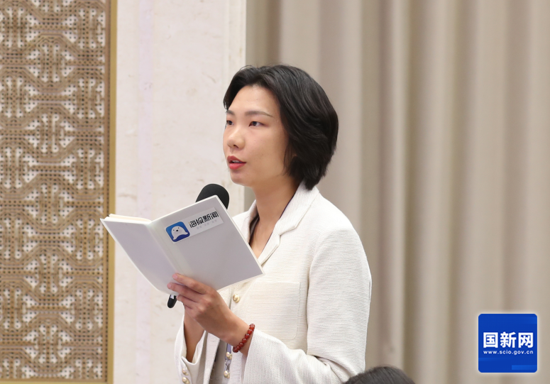 海报新闻记者提问(张馨 摄).png