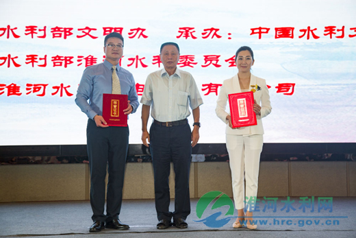 中国水利文学艺术协会会长何源满为一等奖获得者颁奖.jpg